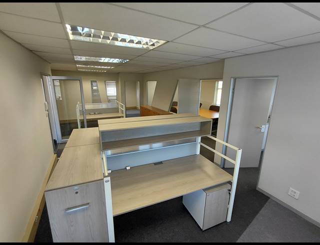104M² OFFICE TO LET IN FOURWAYS